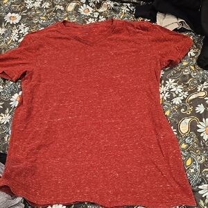 ❤️10/$16 Heathered Red V-Neck Tee